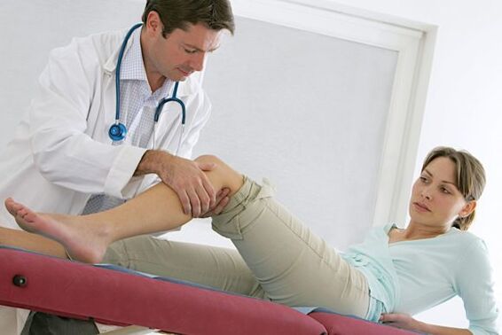 the doctor examines the legs after varicose vein operation